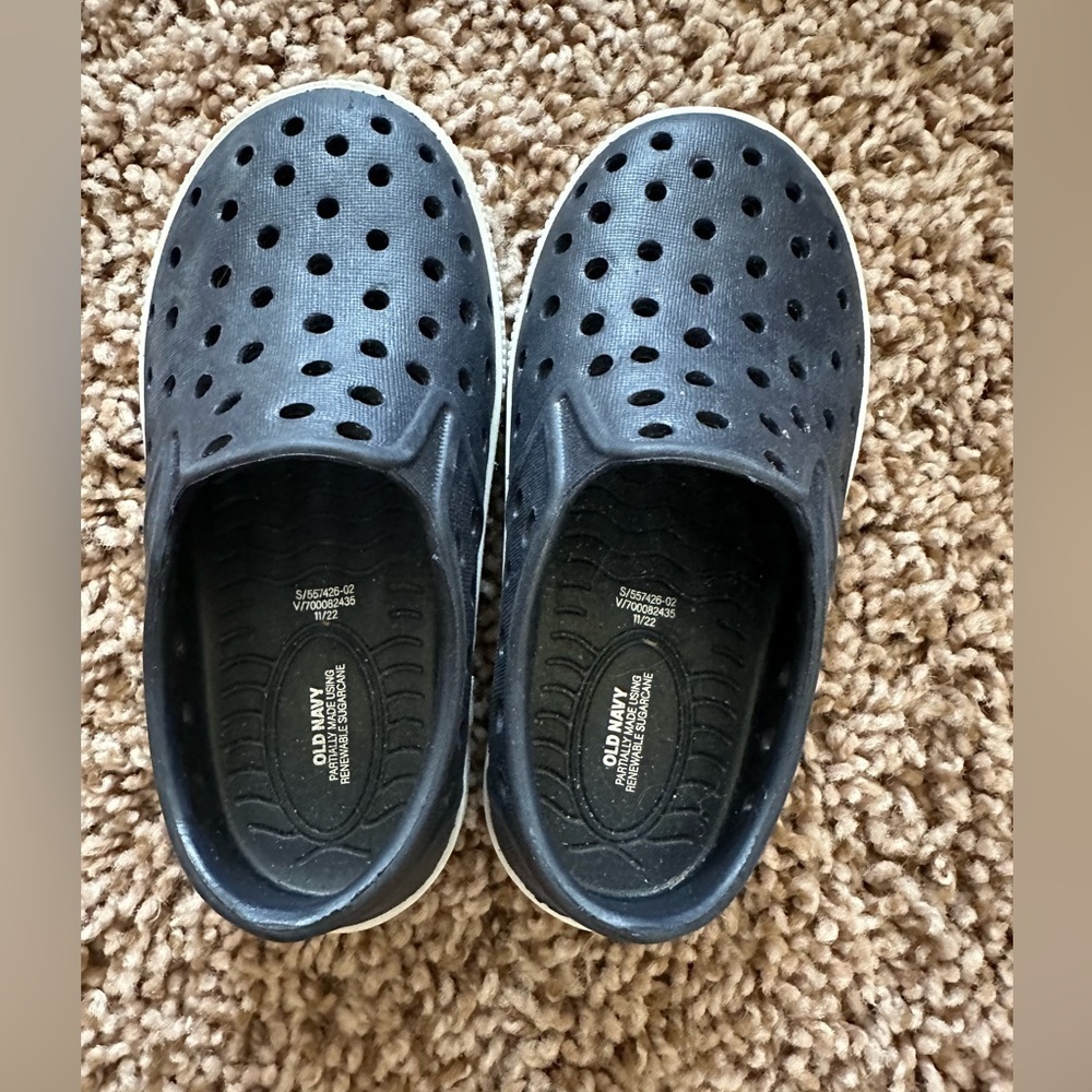 Old Navy - Navy Blue Perforated Slip-On Water Shoes, Size 5 - Picture 4 of 4